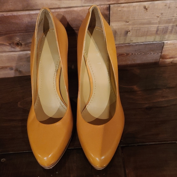 Mustard Nine West shoe - Picture 6 of 8